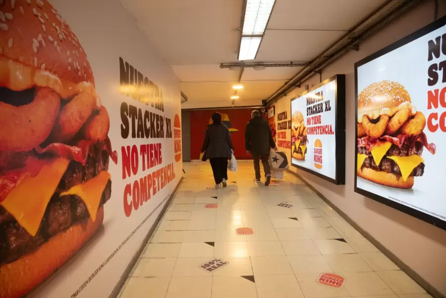 Interior de una conexión de subte en Buenos Aires, y la publicidad de Burger King.