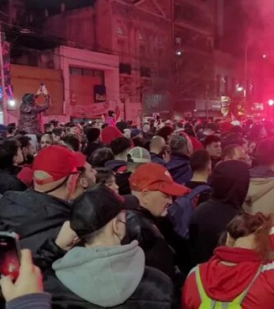 Los hinchas se convocaron frente a la sede del club