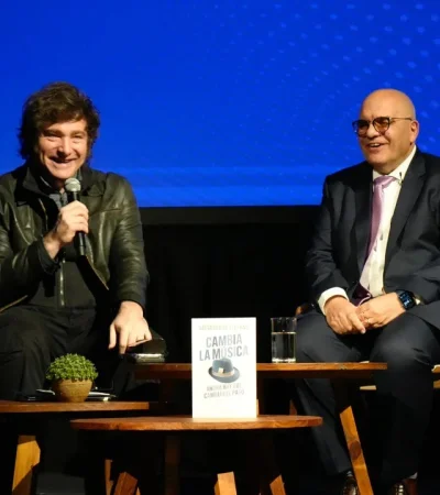 En la presentación de un libro del economista y consultor financiero Salvador Di Stefano, Javier Milei volvió a desmentir a la oposición. /