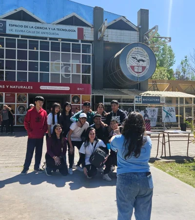 La muestra está abierta tanto para las escuelas secundarias como para el público en general.