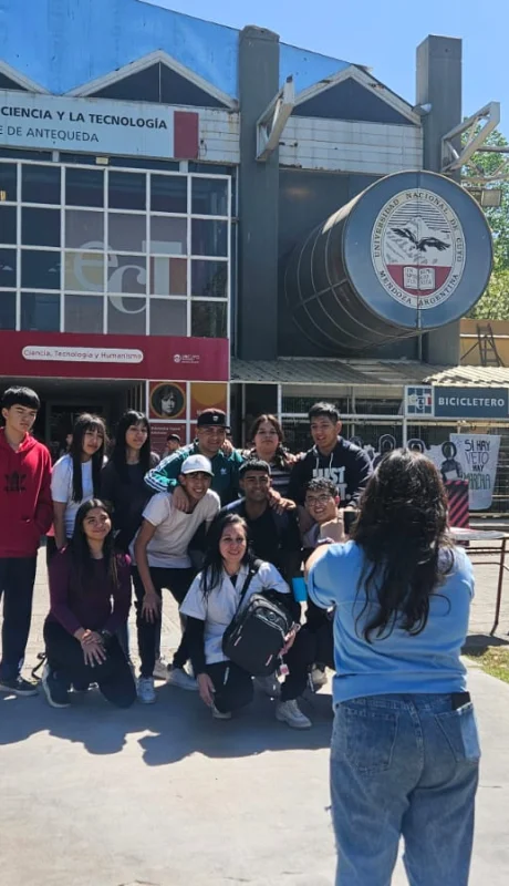 La muestra está abierta tanto para las escuelas secundarias como para el público en general.