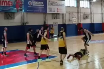 Le pisó la cabeza a un rival en pleno partido: lo suspendieron de por vida