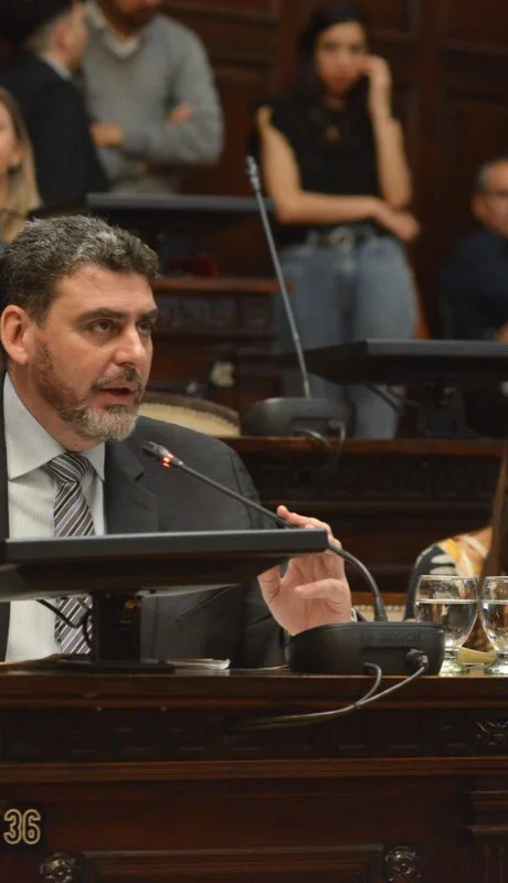 Martín Kerchner en su banca del Senado