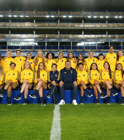 Riquelme y el plantel femenino para la Libertadores.