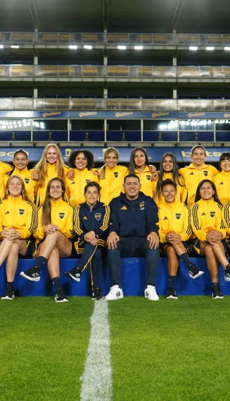 Riquelme y el plantel femenino para la Libertadores.