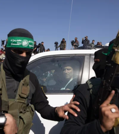 Las dudas de Hamás persisten ante la propuesta de paz, mientras se reúne con mediadores en Doha.