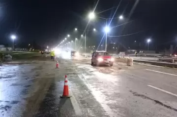 Socavón en el Acceso Sur: habilitaron el tránsito tras el colapso del colector cloacal