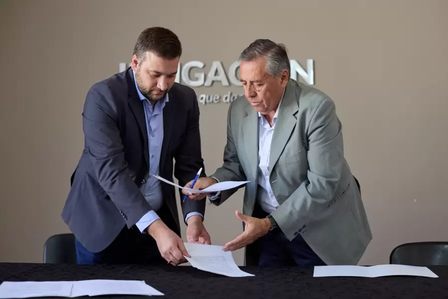 La firma del acuerdo entre Irrigación y Emesa