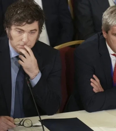 El presidente Milei y el ministro Caputo enfrentan un panorama hostil en el Congreso. (Imagen: web)