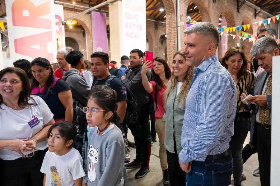 El intendente de Godoy Cruz, Diego Costarelli, visitó la muestra. (Foto: Municipalidad de Godoy Cruz)