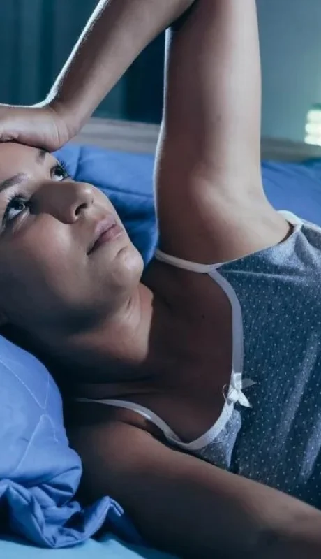 No es simplemente la incapacidad de conciliar el sueño, sino la manifestación de la interacción entre mente, cuerpo y microbios.