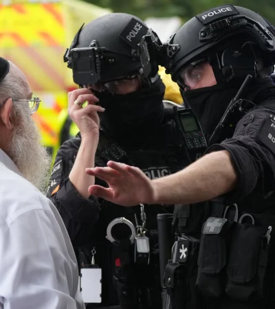 Manchester bajo ataque: la Policía confirmó dos detenciones y el primer ministro Starmer pone en alerta máxima a todas las sinagogas del Reino Unido.