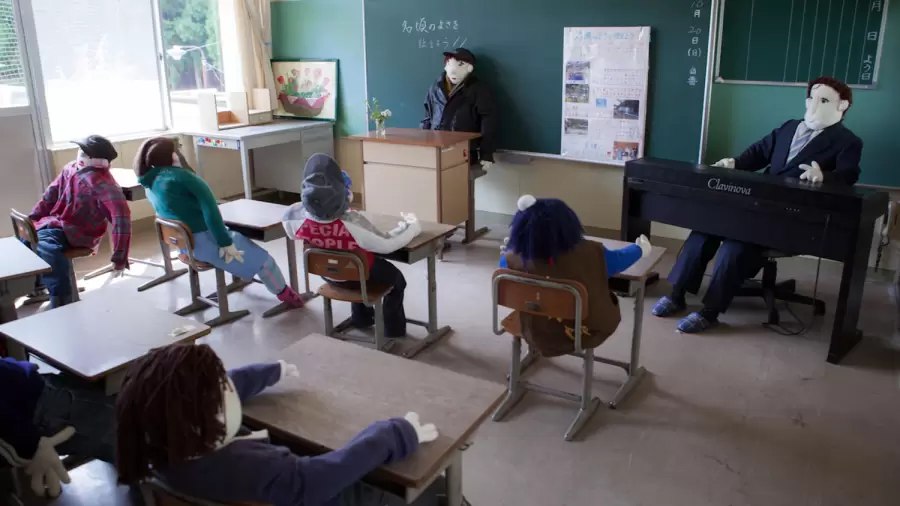 "Alumnos" en el aula de una escuela abandonada hace ya tiempo. (Archivo: web)
