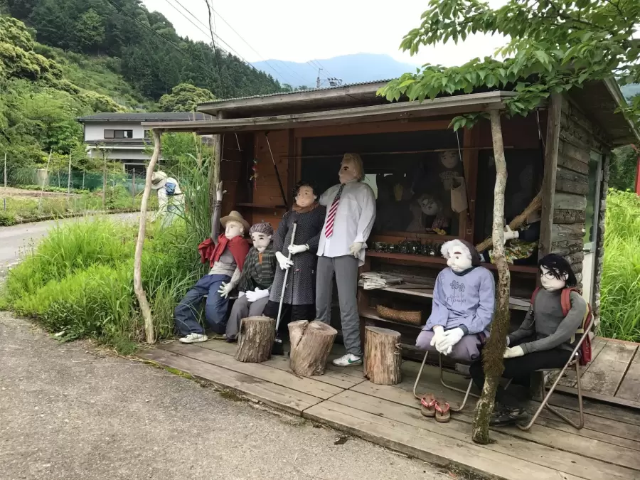 "Pasajeros" en la parada de micros. (Foto: web)