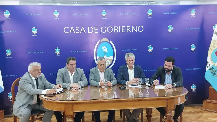 El gobernador Alfredo Cornejo junto a los funcionarios nacionales.