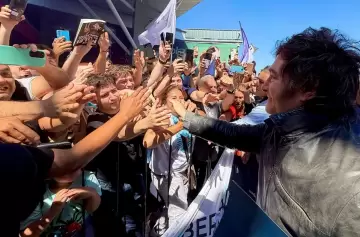 Enfrentamiento entre militantes libertarios y de izquierda durante la visita de Milei a Santa Fe