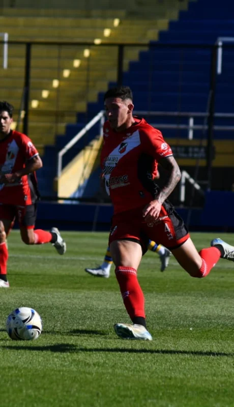 Maipú goleó y va por el ascenso.