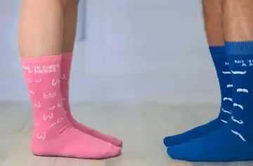 Por qué usan medias en la campaña de LALCEC contra el cáncer de mama y próstata