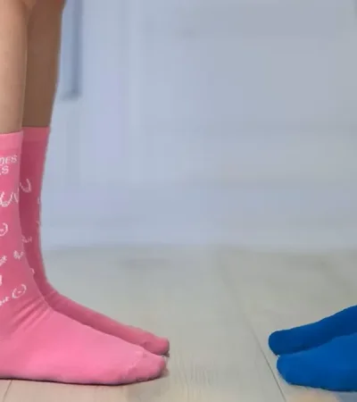 En la nueva campaña de LALCEC se utilizan medias rosadas y celestes. Foto: web