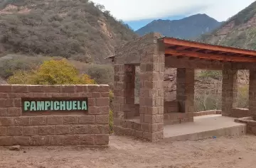 Tragedia en Jujuy: un auto cayó por un barranco de 60 metros y murió una mujer