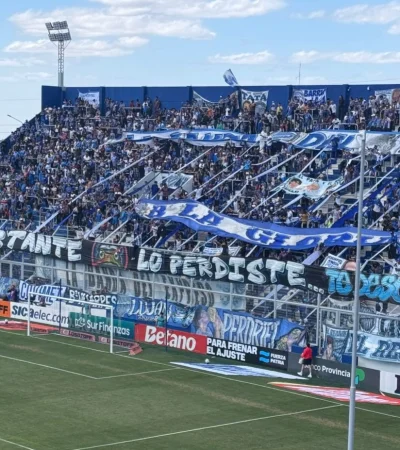 Los hinchas de Godoy Cruz desplegaron una bandera haciendo alusión al clásico contra independiente Rivadavia/ Foto: Diego Zárate