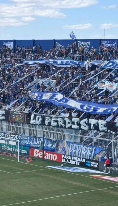 Los hinchas de Godoy Cruz desplegaron una bandera haciendo alusión al clásico contra independiente Rivadavia/ Foto: Diego Zárate