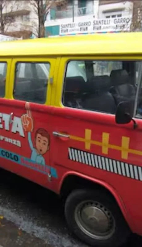 Diego Santilli y la combi que utilizó para la campaña/ Fuente: Cuenta de X de Diego Santilli