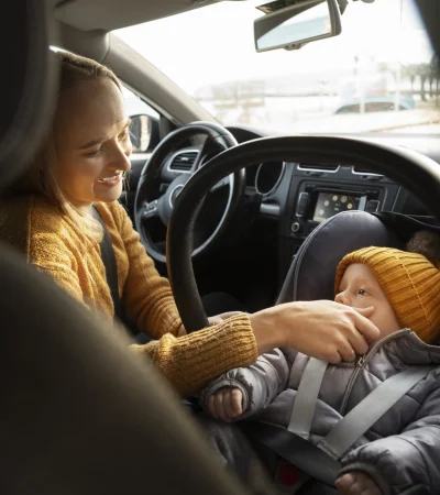 Córdoba: sancionan a un conductor mientras su pareja amamantaba al bebé y estalla la polémica.