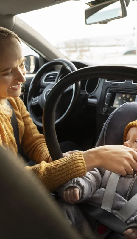 Córdoba: sancionan a un conductor mientras su pareja amamantaba al bebé y estalla la polémica.