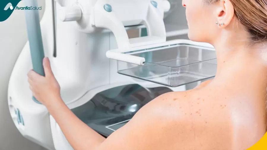 Dependiendo del caso, se le ordena a la mujer una ecografía o mamografía.