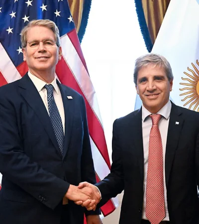 Scott Bessent y Luis Caputo, en el encuentro que mantuvieron este lunes.