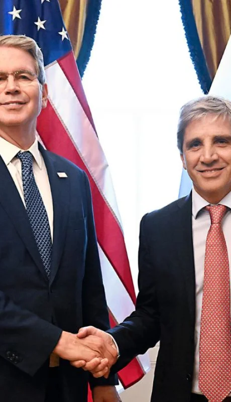 Scott Bessent y Luis Caputo, en el encuentro que mantuvieron este lunes.