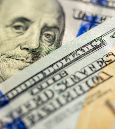 Dólar hoy: la cotización minorista cayó a $1.475 y el Riesgo País perforó los 621 puntos