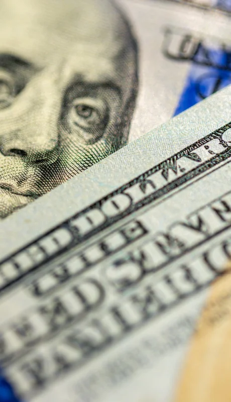 Dólar hoy: la cotización minorista cayó a $1.475 y el Riesgo País perforó los 621 puntos