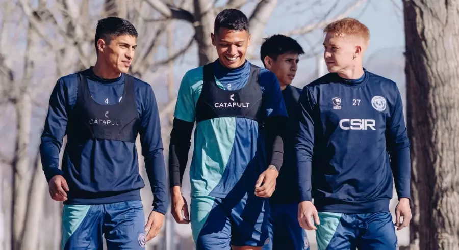 Leonardo Costa (en el medio) volvería para el clásico.