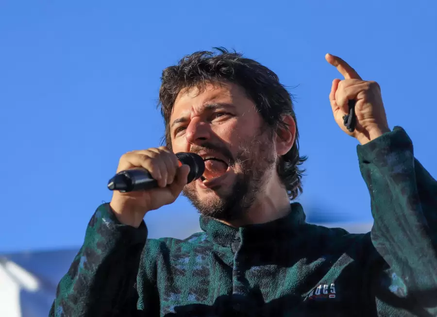 "¿Sabe qué, señora horrible? Nosotros no tenemos miedo." Le retrucó Grabois a la funcionaria.