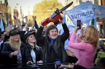 Milei recorrió la populosa Güemes y movilizó a sus seguidores con un discurso breve y efusivo