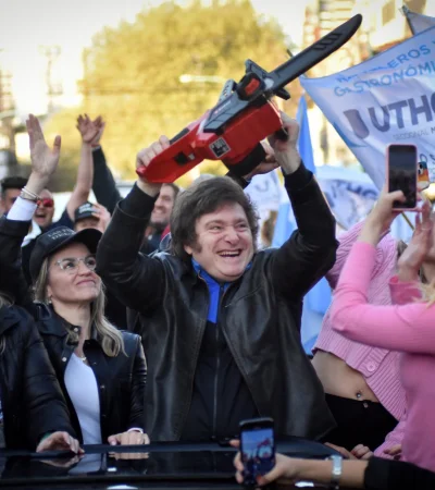 Antes del acto político, el presidente Milei inauguró la fábrica Lamb Weston. Estuvo acompañado por Karina, Santilli y Montenegro.