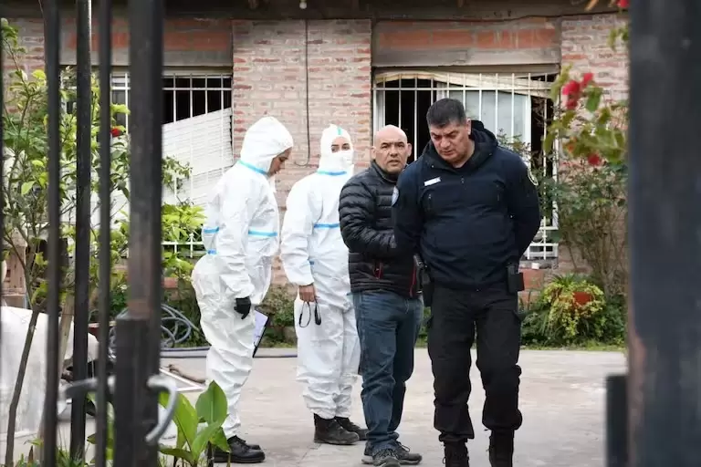 Policía y Científica trabajando en el lugar/ Fuente: La Brújula