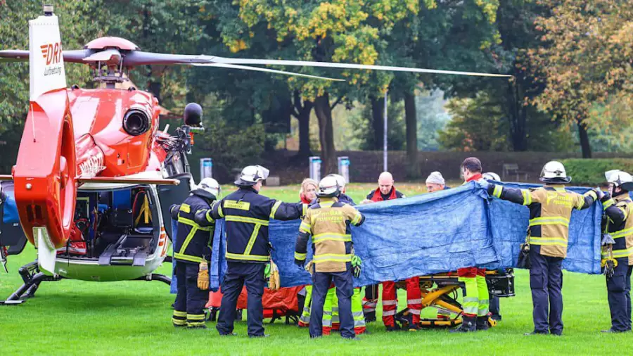 Iris Stalzer es atendida luego del ataque.