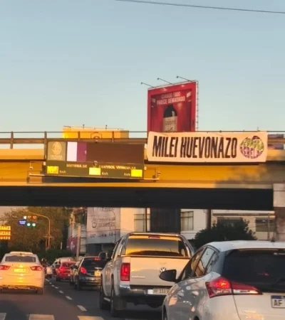 Cartel en la entrada de Mendoza