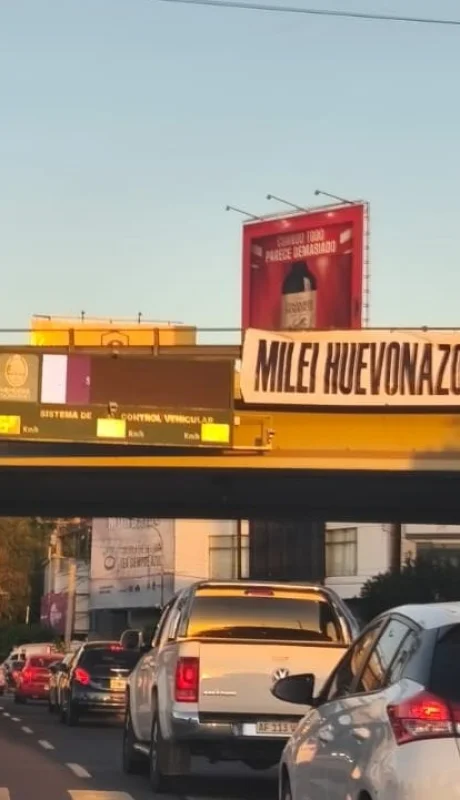 Cartel en la entrada de Mendoza