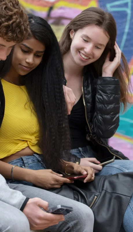 Generación Z: la adolescencia extendida que está redefiniendo la adultez.