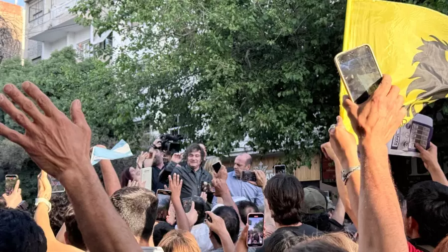 Milei estuvo rodeado por un fuerte dispositivo de seguridad, aunque se escucharon proclamas en su contra.