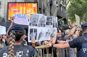 Opositores tras los pasos de Milei en Mendoza: reproches, lanzamiento de objetos e insultos cruzados