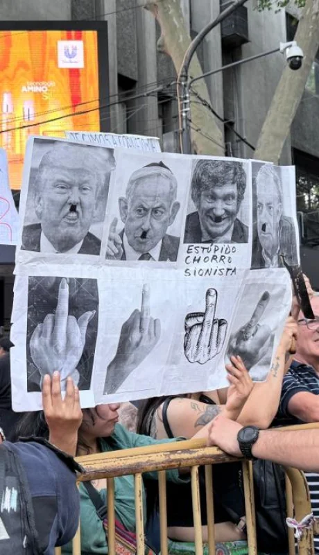 El centro de Mendoza se convulsionó ante la presencia de Milei: banderas, pancartas a favor y carteles en contra se hicieron sentir con fuerza.