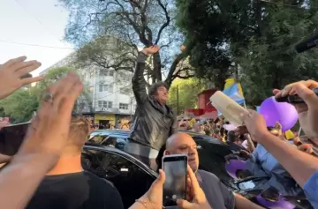 Multitudinaria caminata de Milei en el Kilómetro Cero: vítores militantes y una oposición enardecida