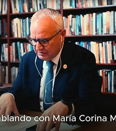 Momentos en que el secretario del Comité Nobel de Noruega comienza la charla con Corina Machado.