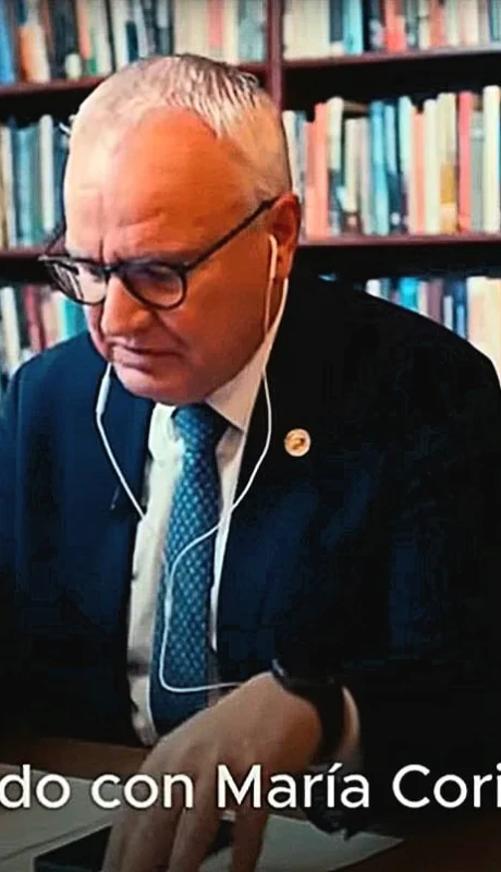 Momentos en que el secretario del Comité Nobel de Noruega comienza la charla con Corina Machado.