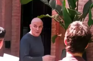 Allanaron la casa vecina a Espert en busca de su celular que habría sido arrojado ahí